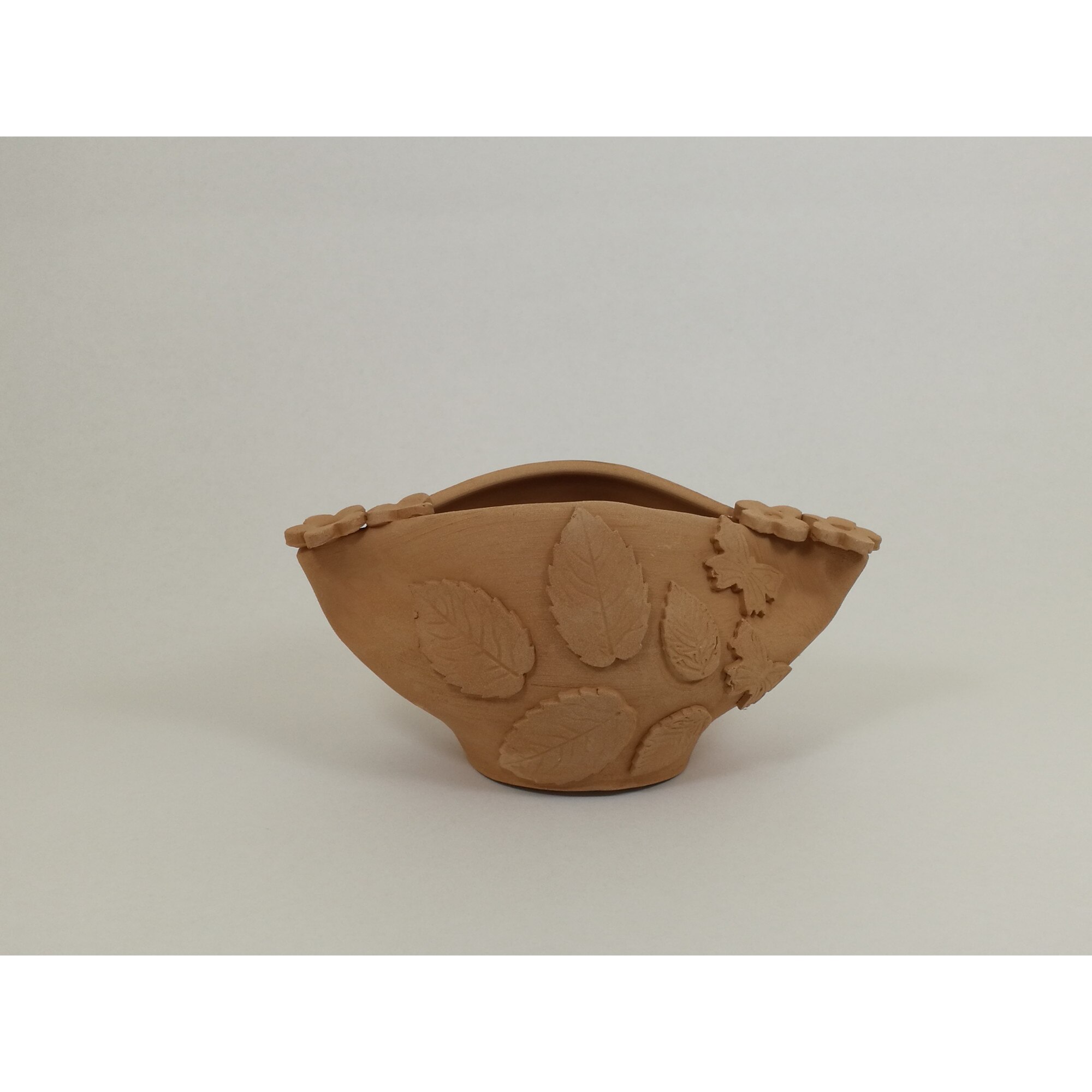 Vaza inaltime joasa cu frunze flori si fluturi