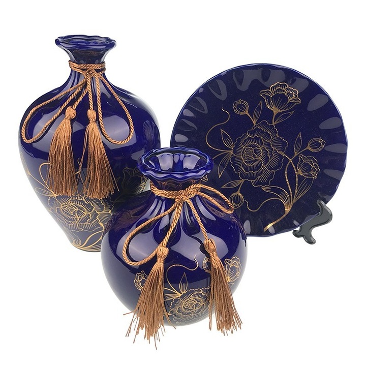 Set din ceramica format din doua vaze de dimensiuni diferite si farfurie decorativa, cu flori desenate si siret, M1,35X25 cm