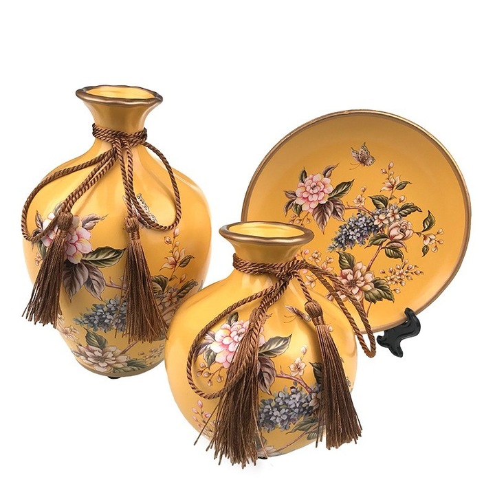 Set din ceramica format din doua vaze de dimensiuni diferite si farfurie decorativa, cu flori desenate si siret, M1,28X19 cm