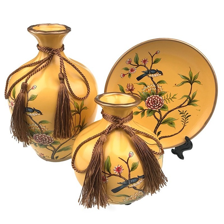Set din ceramica format din doua vaze de dimensiuni diferite si farfurie decorativa, cu flori desenate si siret, M2,28X19 cm
