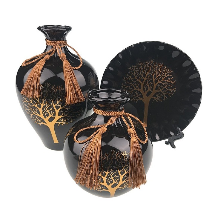 Set din ceramica format din doua vaze de dimensiuni diferite si farfurie decorativa, cu flori desenate si siret, M3,35X25 cm