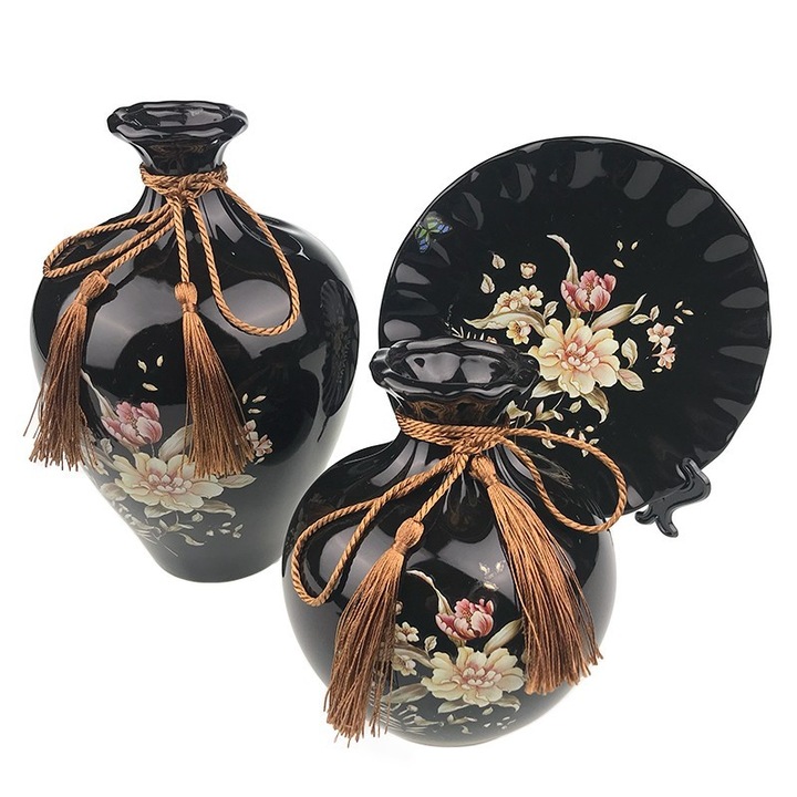 Set din ceramica format din doua vaze de dimensiuni diferite si farfurie decorativa, cu flori desenate si siret, M4,35X25 cm