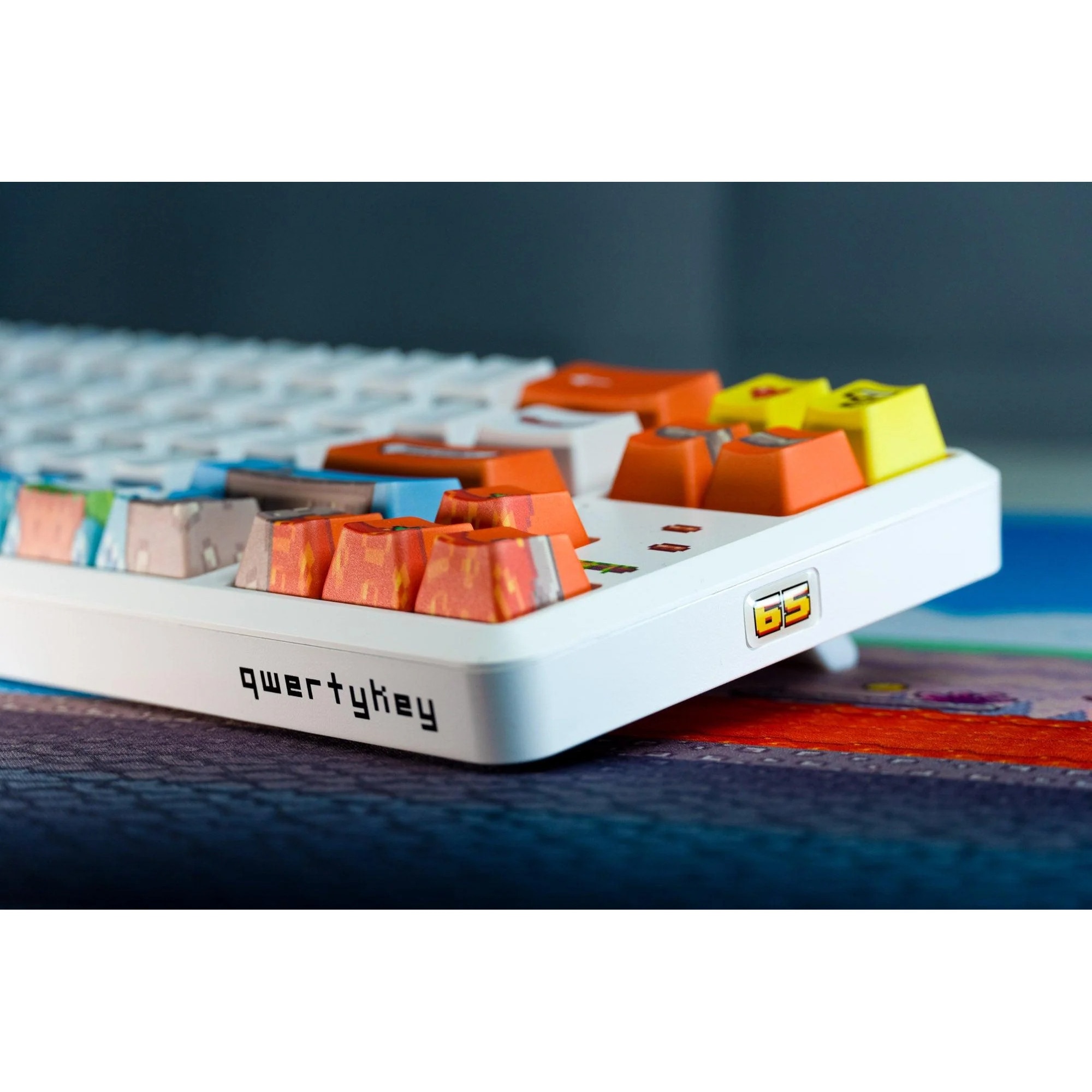 Tastatura mecanica gaming QwertyKey 65 Arcade, Hotswap, RGB