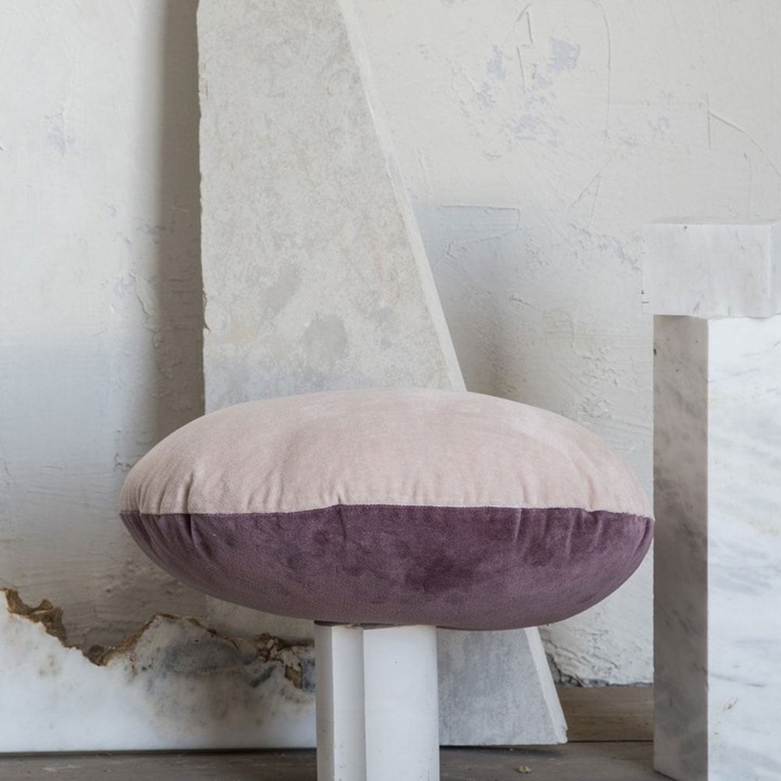 Perna decorativa Nima, roz pudra/cassis, 45cm, din bumbac, umplutura bogata