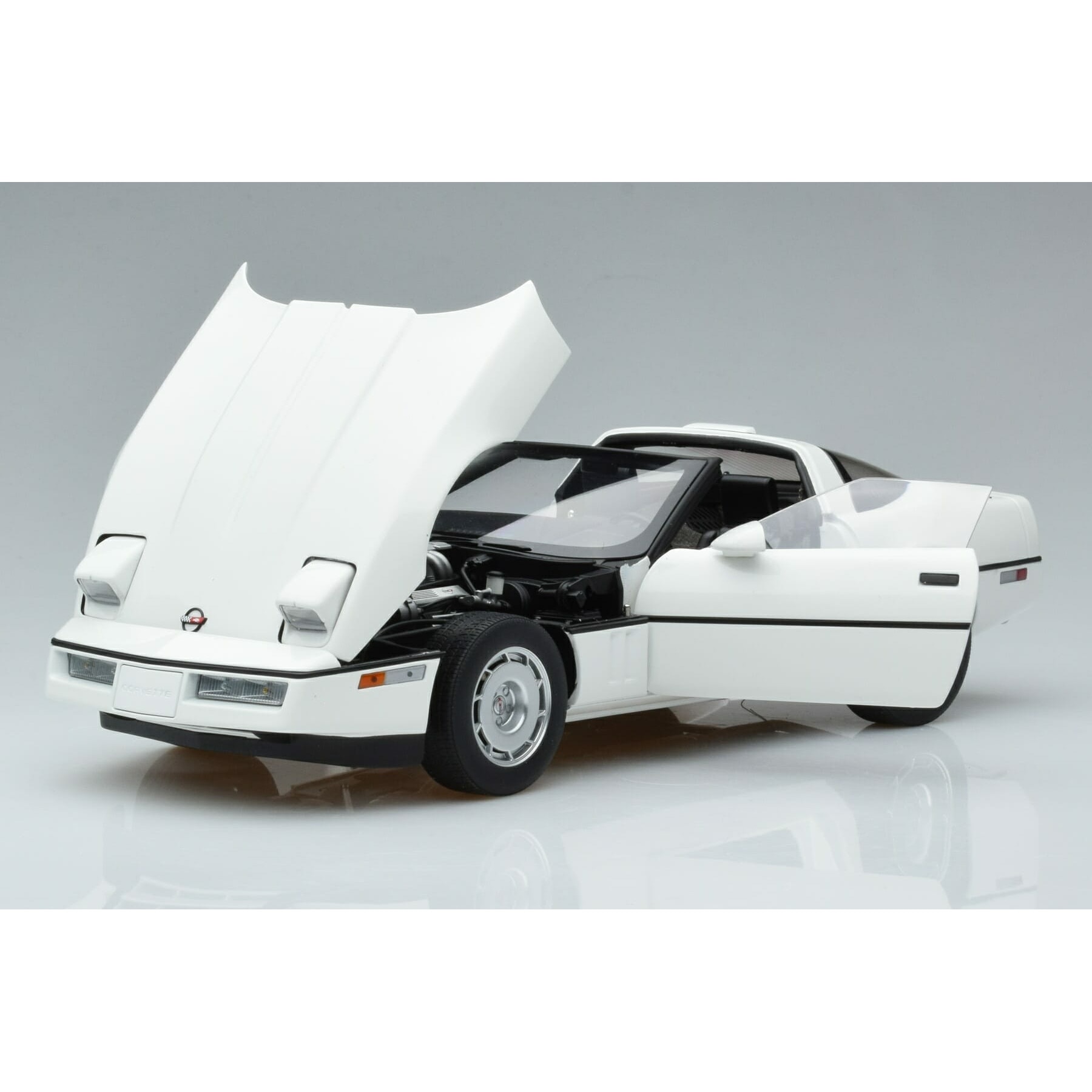 オートアート コルベット C4 1/18 ホワイト Macheta Chevrolet Corvette C4 Alb AUTOart 1/18 - eMAG.ro
