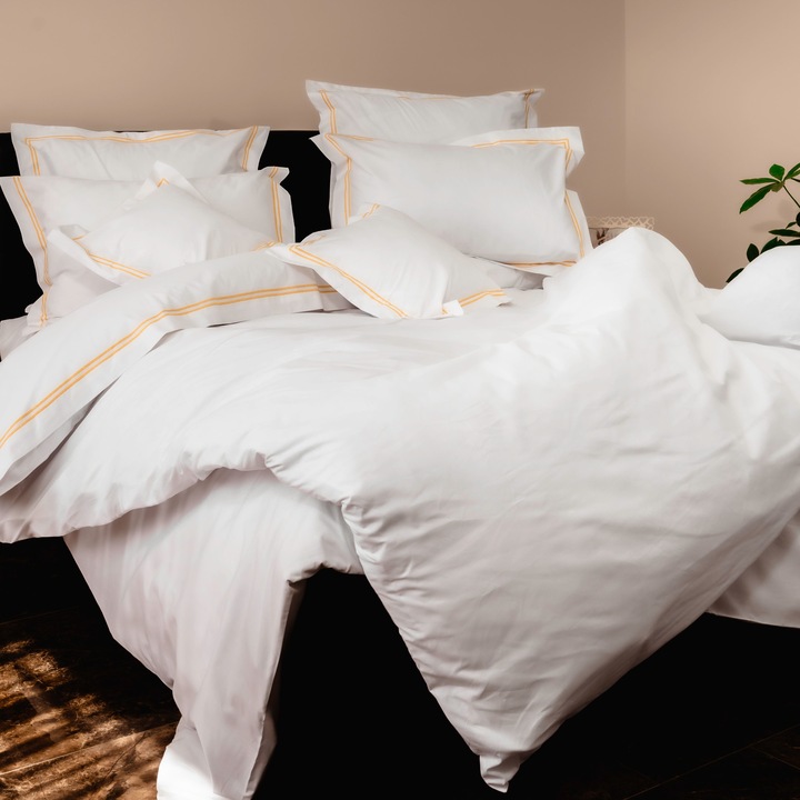 Lenjerie de pat dublu Bumbac 100% Ranforce 8 piese cearsaf pat 240x260 cm si pilota 200x220 cm, 2 fete perne 40x40, 50x70 si 70x70, Alba cu tiv brodat Galben, Pucioasa