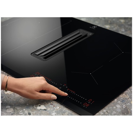 Plita incorporabila Electrolux KCC83443, Inductie, 4 zone de gatit, ComboHob FlexiBridge, Booster, Hota integrata, Putere de absorbtie 630 mc/h, Motor inverter, 78 cm, Negru