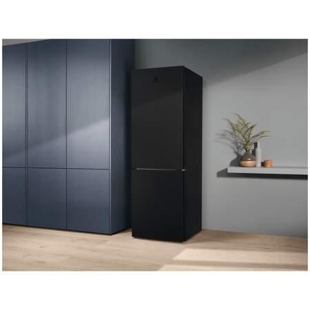 Combina frigorifica Electrolux LNT7ME32M2, 330 l, No Frost, Control electronic, Multi Flow, Iluminare LED, Clasa E, H 186 cm, Negru