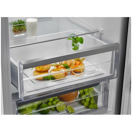 Combina frigorifica Electrolux LNT7ME32M2, 330 l, No Frost, Control electronic, Multi Flow, Iluminare LED, Clasa E, H 186 cm, Negru