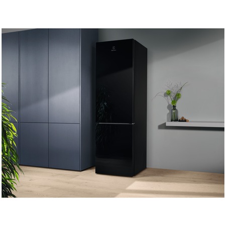 Combina frigorifica Electrolux LNT7ME36K2, 366 l, No Frost, Control electronic, Multi Flow, Iluminare LED, Clasa E, H 201 cm, Negru