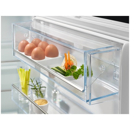 Combina frigorifica incorporabila Electrolux LNG7TE18S, 256 l, Fresh Frost Free - No Frost, Control electronic, Control umiditate, Ventilator interior, Clasa E, H 178 cm
