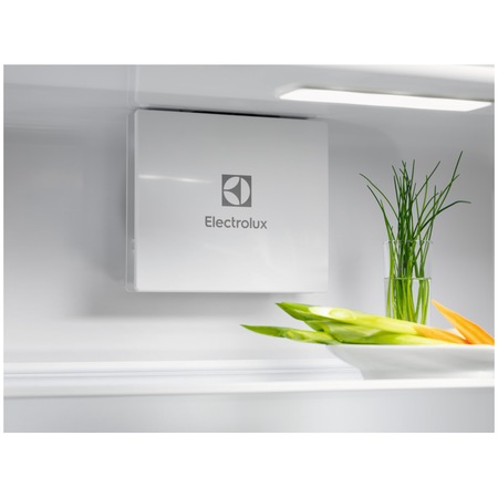 Combina frigorifica incorporabila Electrolux LNG7TE18S, 256 l, Fresh Frost Free - No Frost, Control electronic, Control umiditate, Ventilator interior, Clasa E, H 178 cm