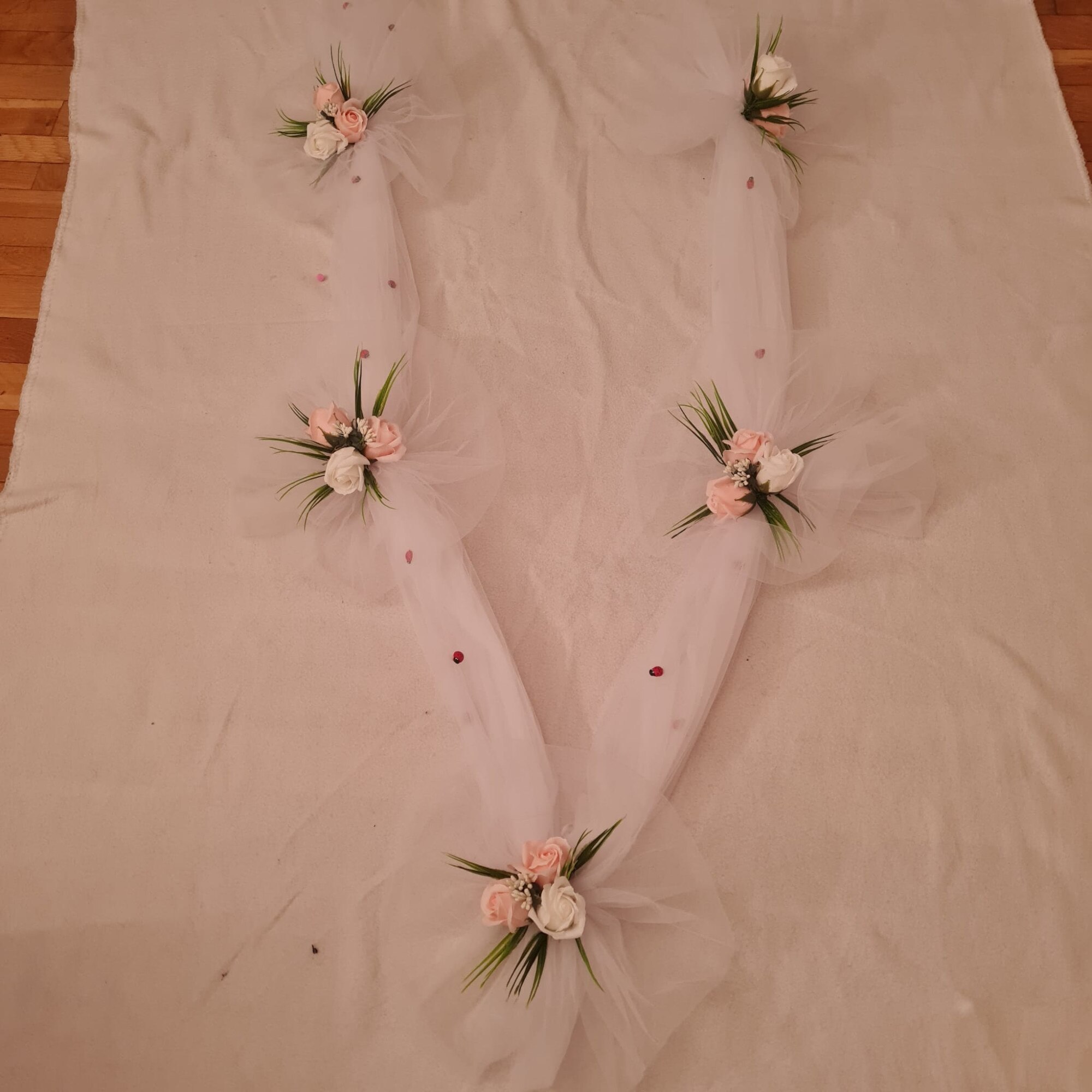 Aranjament floral, masini, tematica nunta, roz, 3m, trandafiri, Dalimag ...