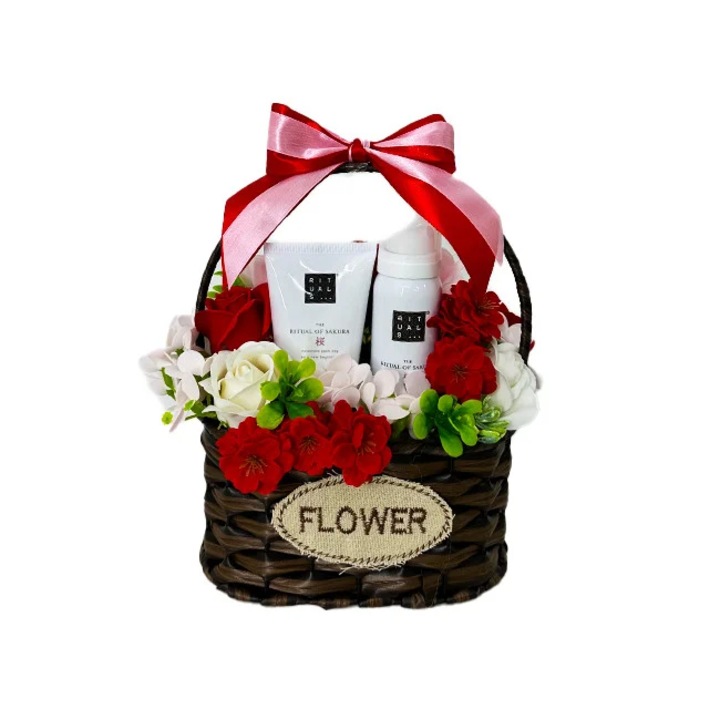 Velve Rita kosár, szappanvirágok, testápoló krém és hab tusfürdő a Rituals termékcsaládból, 25 cm