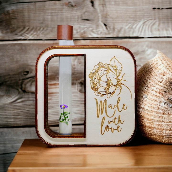 Цвете в епруветка със собствено осветление в дървена стойка