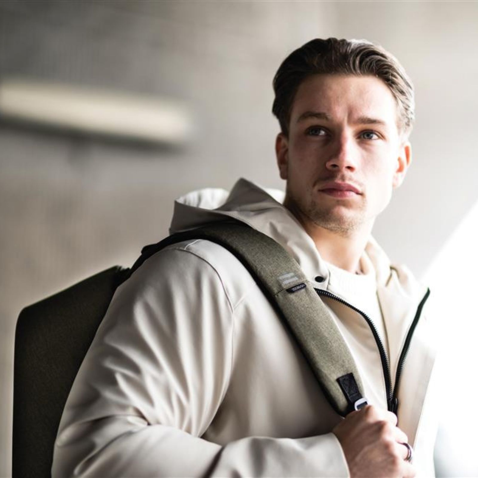 Rucsac Bobby Hero mini, XD, antifurt, compartimente laptop 13.3" si tableta 12.9", materiale sustenabile, protectie impotriva taierii, rezistent la apa, 10,5 L, kaki, bandana Empath inclusa