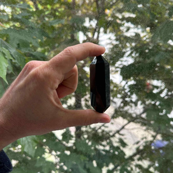 Fekete Obszidián kettős csúcsú hatszögletű torony 7-9 cm magas - erős védőkristály, amely pajzsként működik a negativitás és a stressz ellen