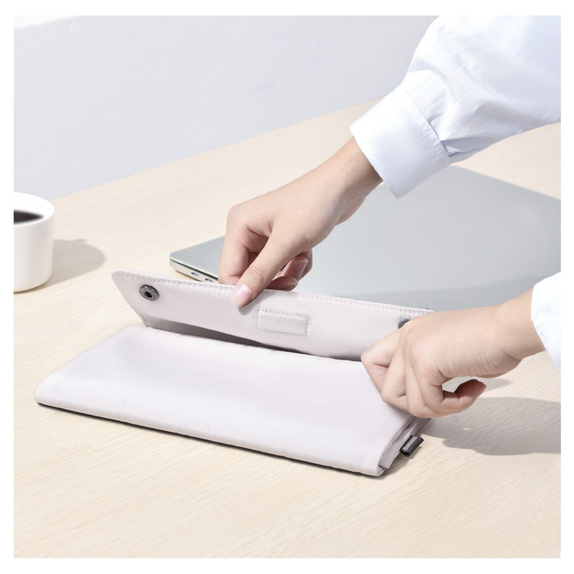 Husa de protectie pentru laptop, compatibila cu modelele de 16 inci, fabricata dintr-un material textil de inalta calitate si disponibila intr-o frumoasa nuanta de gri deschis