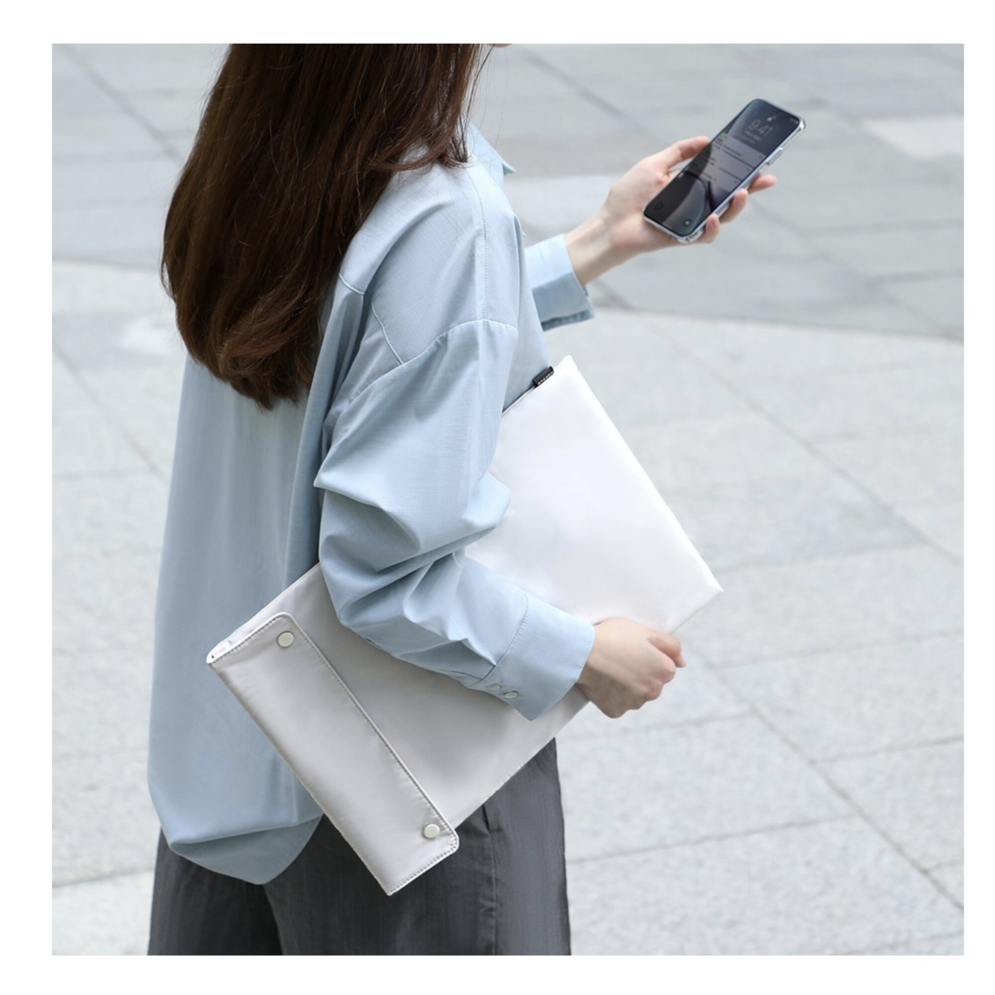 Husa de protectie pentru laptop, compatibila cu modelele de 16 inci, fabricata dintr-un material textil de inalta calitate si disponibila intr-o frumoasa nuanta de gri deschis