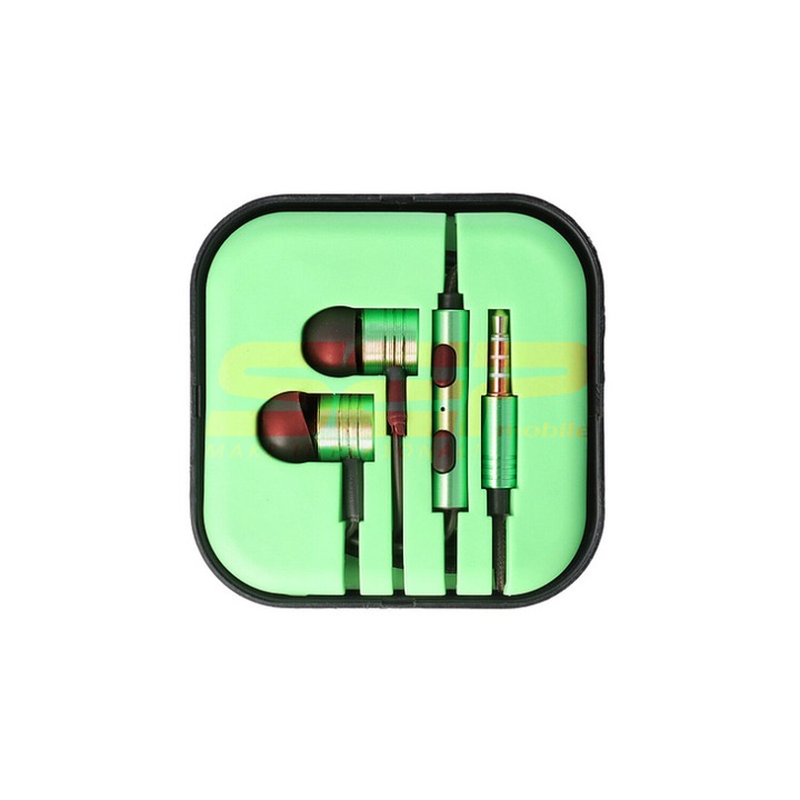 Fém fülbe helyezhető fejhallgató mikrofonnal és 3,5 mm-es Jack csatlakozóval, amely Dub Step basszus hangzást és zöld felületet kínál