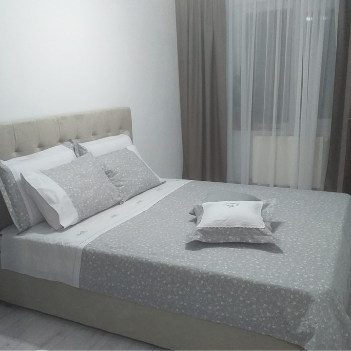 Единичен бродиран комплект спално бельо, Casa Bucuriei, модел Ilinca, 6 части, светлосив, 100% памук, чаршаф с размери 180/260 см и плик за завивка 150/220 см