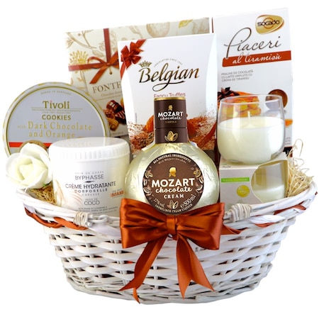 Cos cadou Elegant White and Gold, cu lichior Mozart, lumanare parfumata, produse cosmetice, fursecuri daneze cu unt, selectie de specialitati din ciocolata, trandafir parfumat, 9 produse