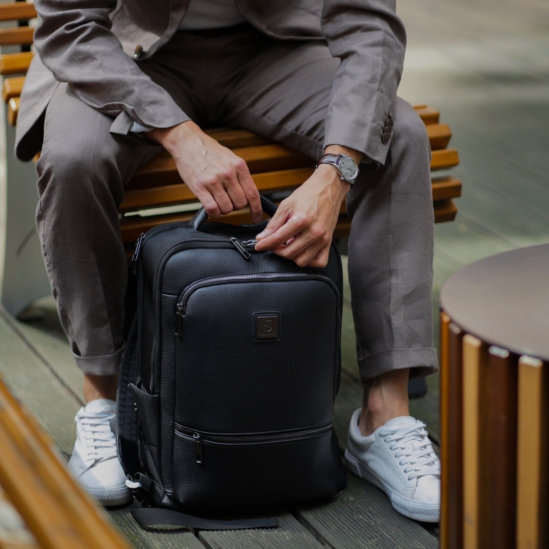 Rucsac pentru laptop, James Hawk, Nylon/Piele ecologica, Protectie RFID, Port USB/MicroUSB, 43 x 30 x 17cm, Negru