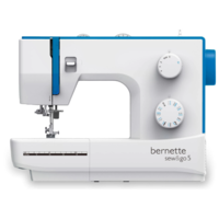 Masina de cusut BERNETTE SEW&GO, 85 W, 750 cusaturi/minut, 23 programe de coasere, Lumina, Infilator automat, Bobina verticala, Alb/Albastru