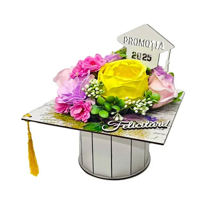 Aranjament floral pentru absolvire, in cutie alba in forma de toca cu flori de sapun, 20x20x23cm, Roz, Velve