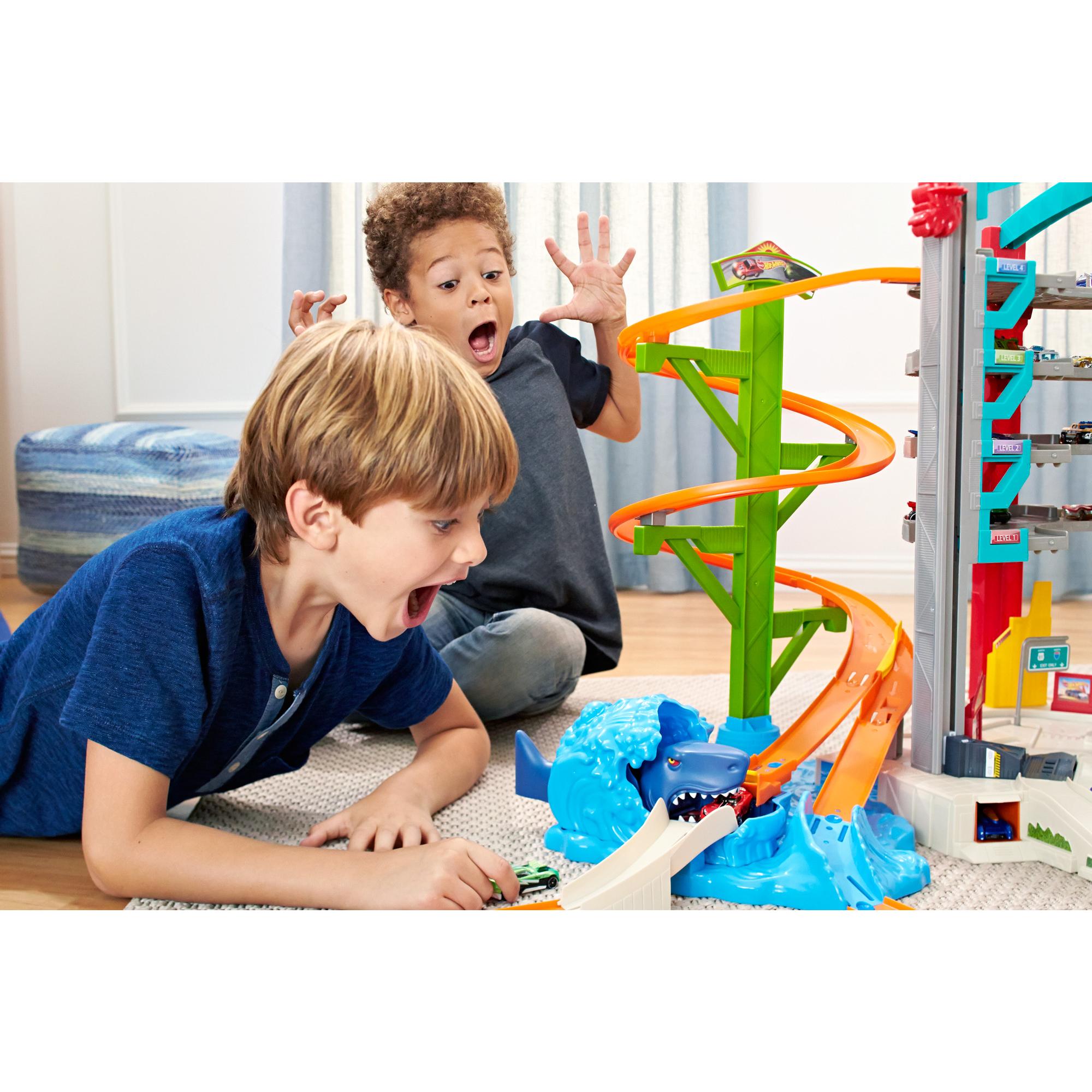 Hot Wheels Stunt Garage set pistă cu mașinuță - Mattel cumpăra