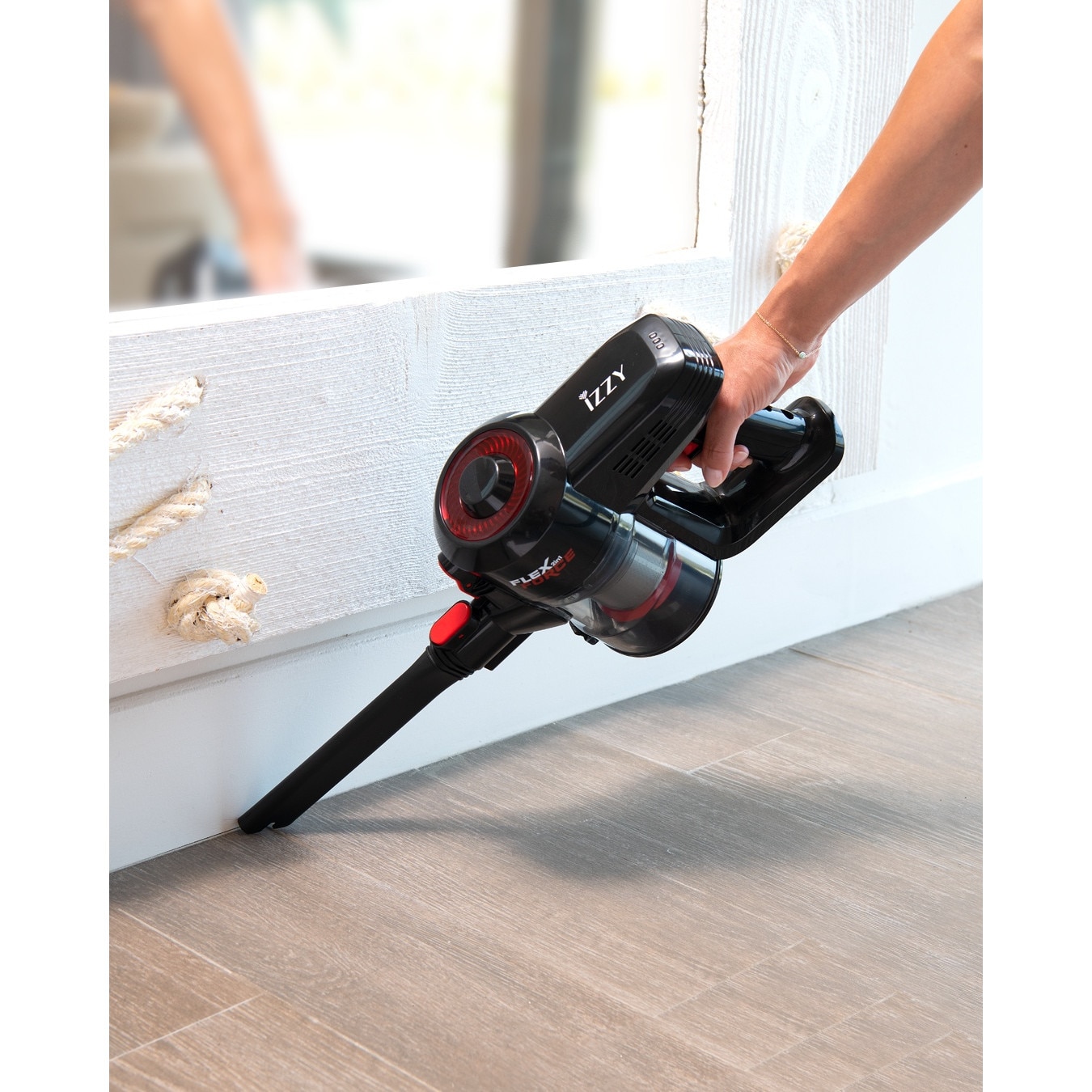 Aspirator portabil cu bat pentru toate suprafetele si colturile, Izzy, 2in1 cu cablu