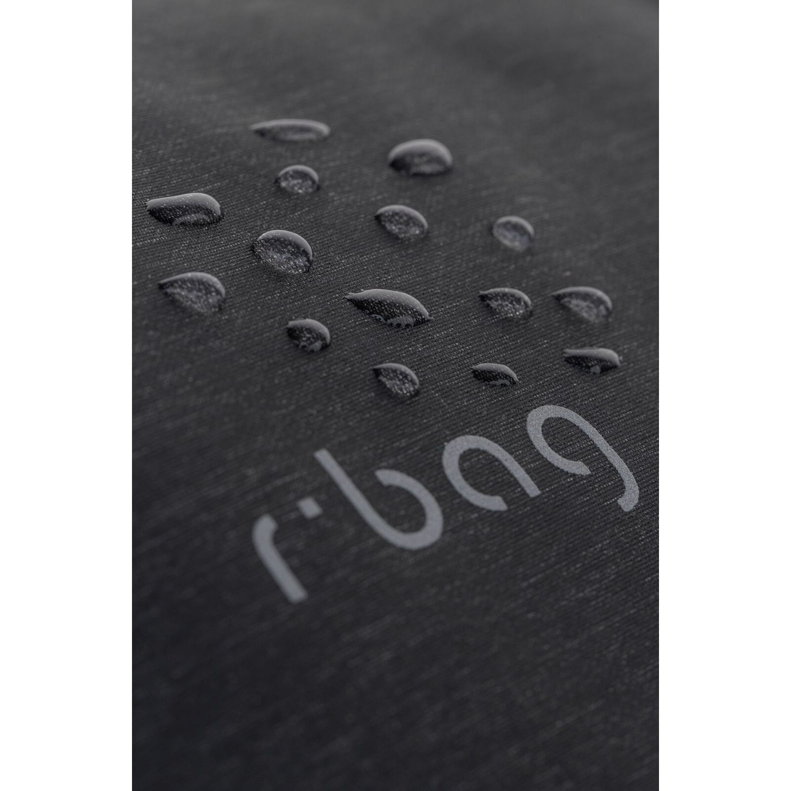 Rucsac calatorie R-Bag Bunker, negru, cu port USB pentru incarcare, detalii reflectorizante si buzunar antifurt, impermeabil, dimensiune 48 x 32.5 x 17 cm