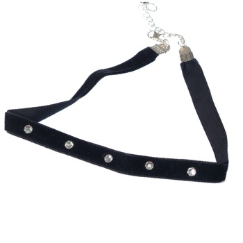 Colier Choker GANELLI cu Cristale elements si catifea cu dublura de satin, negru Colier Choker GANELLI cu Cristale elements si catifea cu dublura de satin, negru