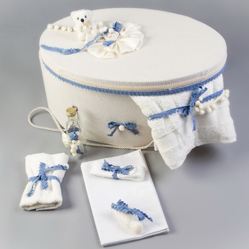 Trusou botez complet si cutie decorata cu ursuleti, fundite si dantela bleu pentru baieti Trusou botez complet si cutie decorata cu ursuleti, fundite si dantela bleu pentru baieti