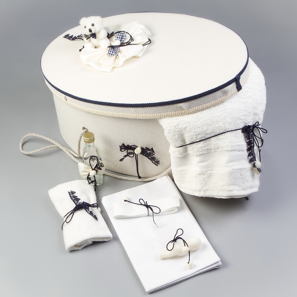 Trusou botez complet si cutie decorata cu ursuleti, fundite si dantela bleumarine pentru baieti