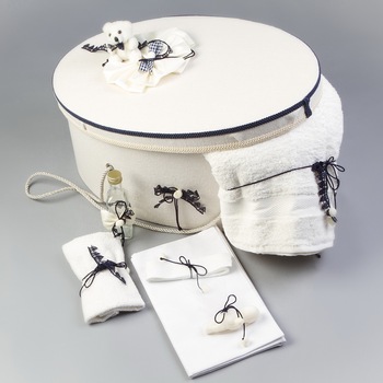 Trusou botez complet si cutie decorata cu ursuleti, fundite si dantela bleumarine pentru baieti Trusou botez complet si cutie decorata cu ursuleti, fundite si dantela bleumarine pentru baieti