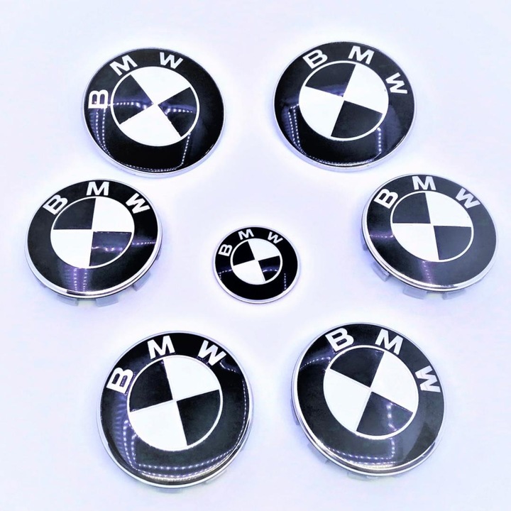 Set sigle embleme BMW 7 piese, alb negru, capota 82 mm, portbagaj 74mm, 4 capace jante 68mm, volan 44 mm, seria Seria 3, E90, E91, F30, F31