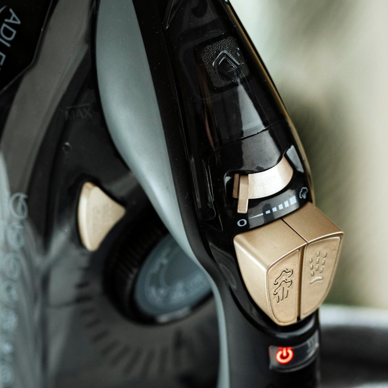 Fier de Calcat cu Abur, Adler, AD 5038, 3000W, Talpa Ceramica, Oprire Automata, Autocuratare, Anti-Calc, Anti-Picurare, Jet Abur 80g/min, Calcare Verticala, Rezervor 350ml, Cablu 1.9m, Negru