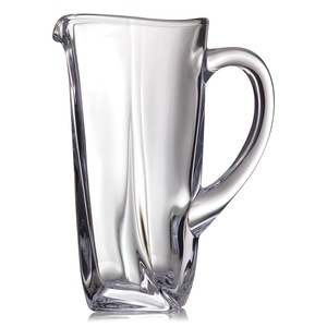 Kancsók és borospalackok