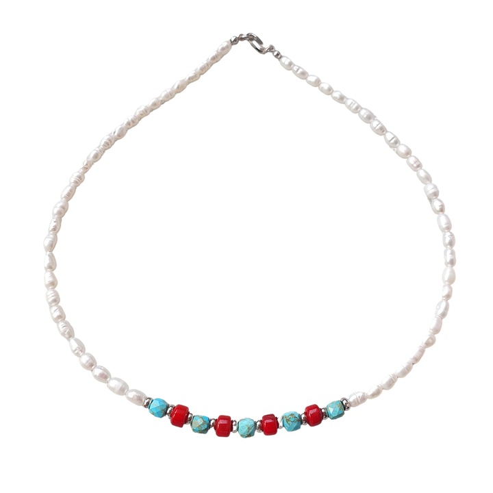 Колие от култивирани перли, тюркоаз и червен корал с аксесоари от неръждаема стомана и родирани сребърни закопчалки