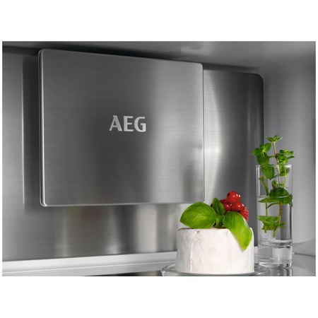 Combina frigorifica incorporabila AEG NSC8M191DS, 269 l, CustomFlex, Ventilator interior, Usi reversibile, Control electronic, Clasa D, H 189 cm