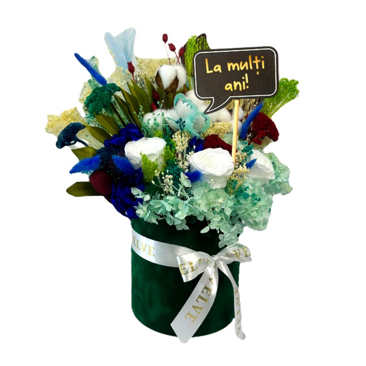 Aranjament floral Infinity, in cutie rotunda de catifea cu flori naturale criogenate, plante uscate conservate si pancarta cu textul "La multi ani!", 43 cm, Velve
