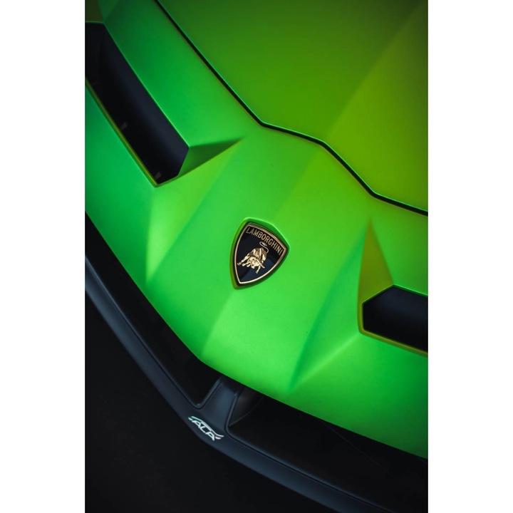 Картина на канава - Зелен капак Lamborghini, 30 х 40 см
