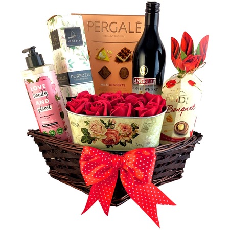 Cos cadou Elegant Lady, cu aranjament floral, Angelli crema de whisky, lapte de corp, parfum de camera si o selectie de praline fine din ciocolata,7 produse