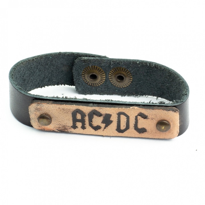 Old School karkötő - AC/DC A zárórendszer kapcsos. Szélesség méretei 2 cm. hossza 17,5 cm az első tűzőnél 19,5 cm a második tűzőnél