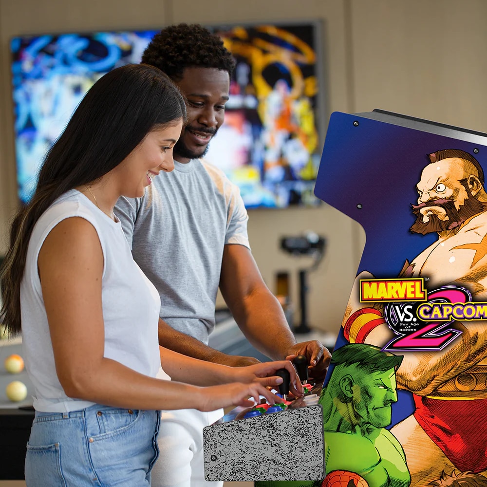 Consola verticala 8 jocuri ARCADE1UP, Marvel vs Capcom 2™, H 154 cm, 2 jucatori, online play, iluminare Marquee, grafica originala, display color 17 inch, difuzor extern, potrivit pentru game rooms, accesoriu inaltare consola, multicolor