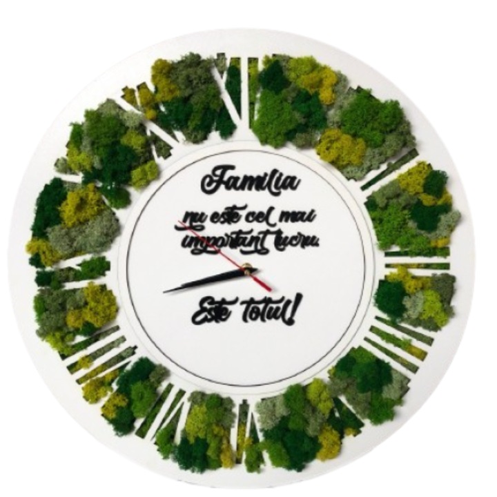 Ceas de perete decorat cu licheni naturali stabilizati, mix de verde si mesaj personalizat pentru nasi ''Familia nu este cel mai important lucru, este totul!'', Doua fire mov, 50cm