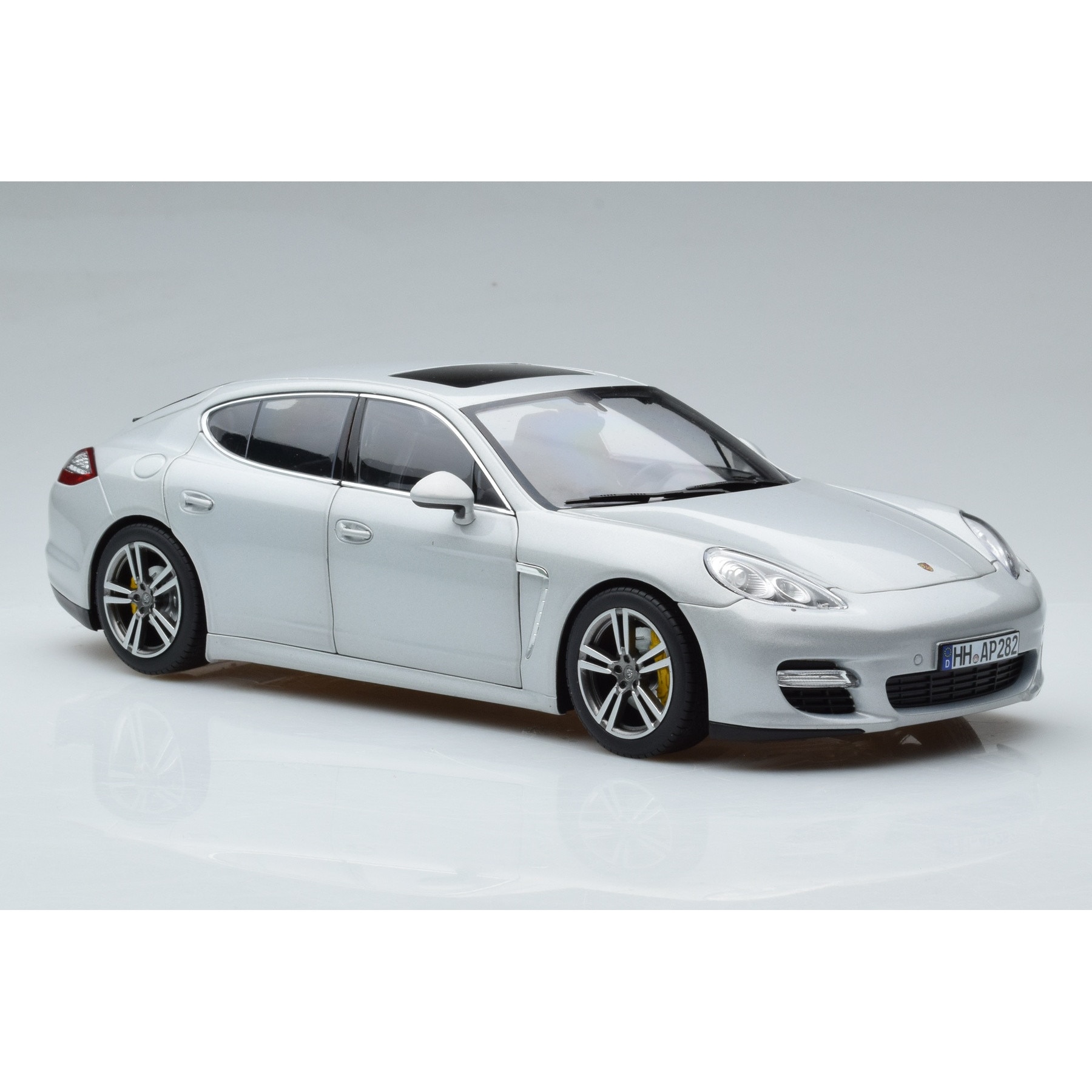 Porsche best sale panamera diecast