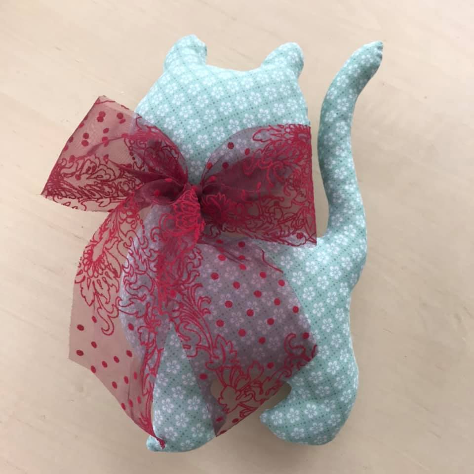 Jucarie handmade, pisicuta albastra cu floricele crem