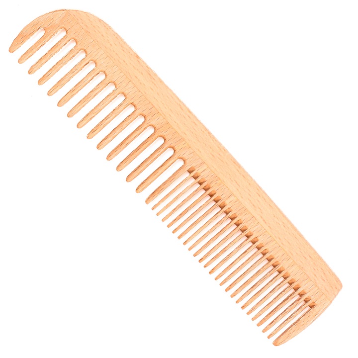 Pieptene din lemn de fag cu doua tipuri de dinti